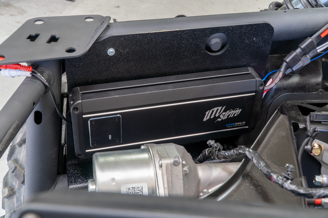 UTV Stereo 1000 1D Class D monoblock amplifier mounted on a black metal bracket